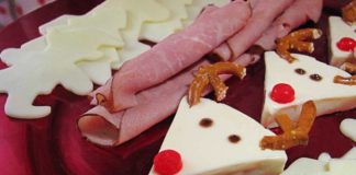 Antipasto di Natale, formaggio e prosciutto. Formaggio a forma di renna