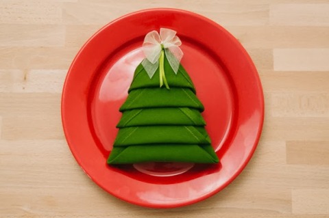 Natale: idee eco per apparecchiare la tavola Albero di Natale con tavaglioli