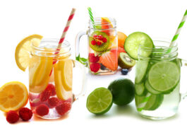 6 ricette per fare l’acqua aromatizzata Acqua aromatizzata frutta ed erbe