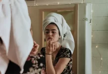 Il segreto per una pelle giovane e sana grazie a questo integratore Ragazza giovane allo specchio