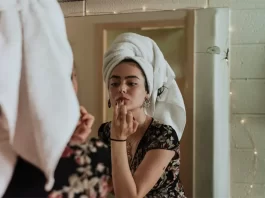 Il segreto per una pelle giovane e sana grazie a questo integratore Ragazza giovane allo specchio