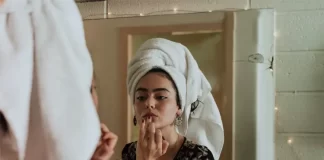 Il segreto per una pelle giovane e sana grazie a questo integratore Ragazza giovane allo specchio