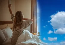 7 Abitudini per Addormentarsi Facilmente e Dormire Profondamente Donna sul letto mentre si sveglia