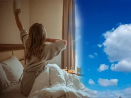 7 Abitudini per Addormentarsi Facilmente e Dormire Profondamente Donna sul letto mentre si sveglia