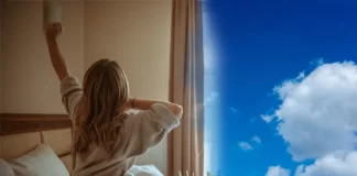 7 Abitudini per Addormentarsi Facilmente e Dormire Profondamente Donna sul letto mentre si sveglia