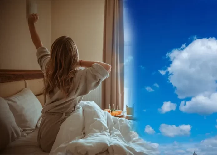 Donna sul letto mentre si sveglia